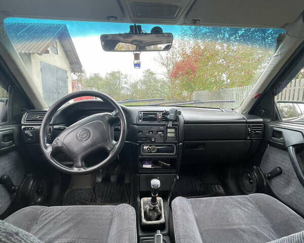 Зелений Опель Вектра, об'ємом двигуна 1.6 л та пробігом 380 тис. км за 1000 $, фото 5 на Automoto.ua