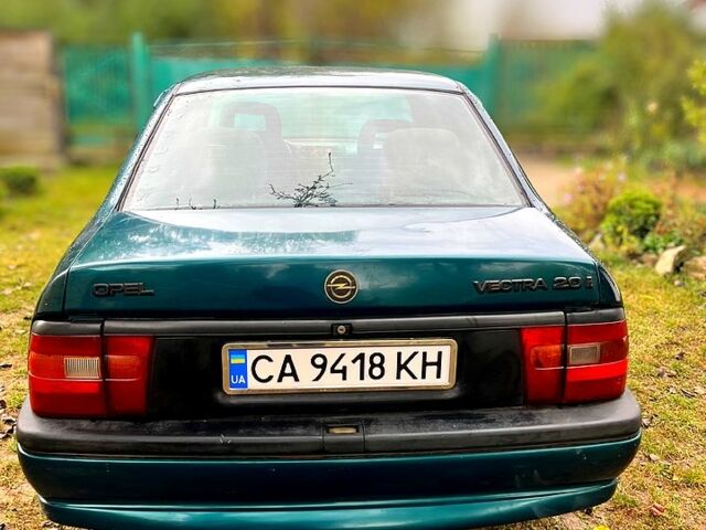 Зеленый Опель Вектра, объемом двигателя 2 л и пробегом 319 тыс. км за 2000 $, фото 1 на Automoto.ua