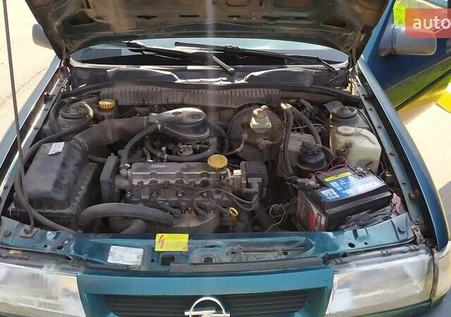 Зеленый Опель Вектра, объемом двигателя 1.6 л и пробегом 380 тыс. км за 1800 $, фото 9 на Automoto.ua