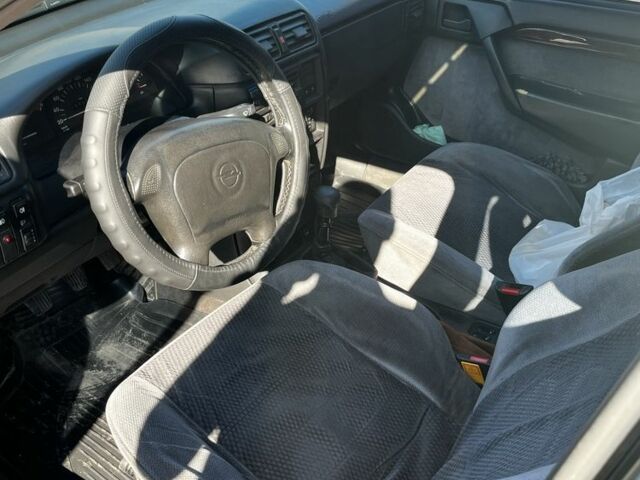 Зеленый Опель Вектра, объемом двигателя 1.7 л и пробегом 300 тыс. км за 2200 $, фото 5 на Automoto.ua