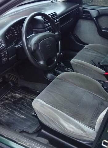 Зелений Опель Вектра, об'ємом двигуна 2 л та пробігом 350 тис. км за 1100 $, фото 2 на Automoto.ua