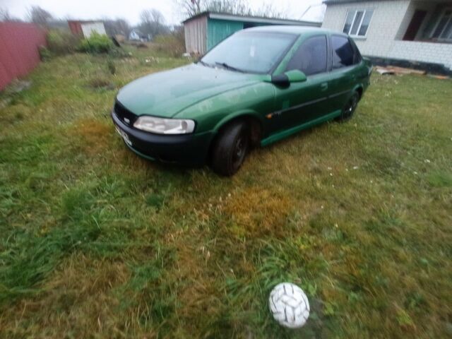 Зеленый Опель Вектра, объемом двигателя 1.8 л и пробегом 398 тыс. км за 1100 $, фото 6 на Automoto.ua