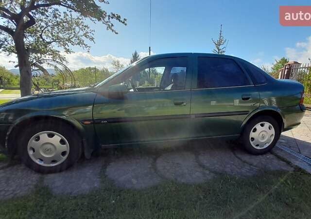Зеленый Опель Вектра, объемом двигателя 1.6 л и пробегом 334 тыс. км за 2400 $, фото 5 на Automoto.ua