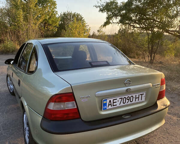 Зеленый Опель Вектра, объемом двигателя 1.8 л и пробегом 324 тыс. км за 3200 $, фото 2 на Automoto.ua