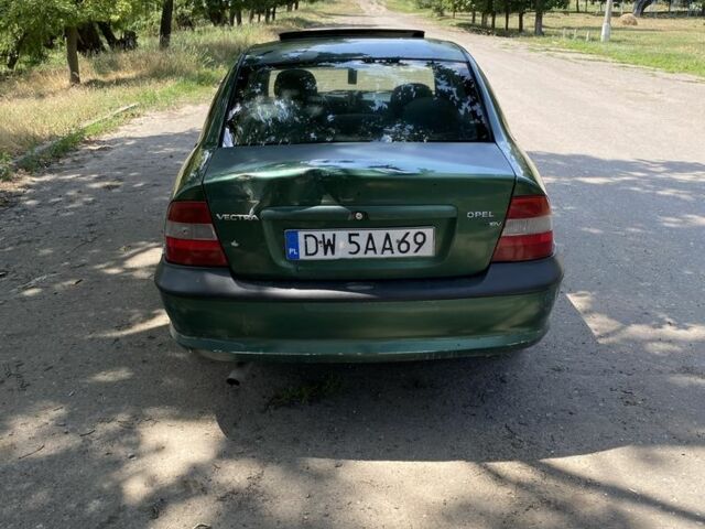 Зеленый Опель Вектра, объемом двигателя 1.6 л и пробегом 330 тыс. км за 1200 $, фото 4 на Automoto.ua