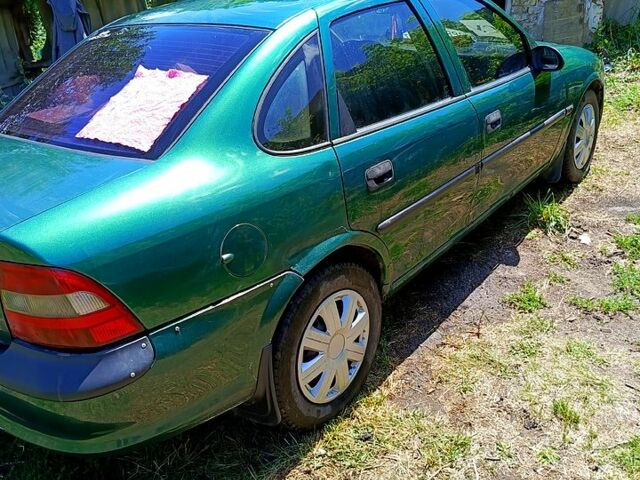 Зеленый Опель Вектра, объемом двигателя 1.8 л и пробегом 380 тыс. км за 2300 $, фото 3 на Automoto.ua