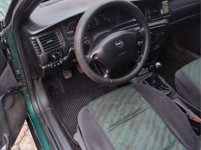 Зеленый Опель Вектра, объемом двигателя 1.6 л и пробегом 300 тыс. км за 2450 $, фото 4 на Automoto.ua