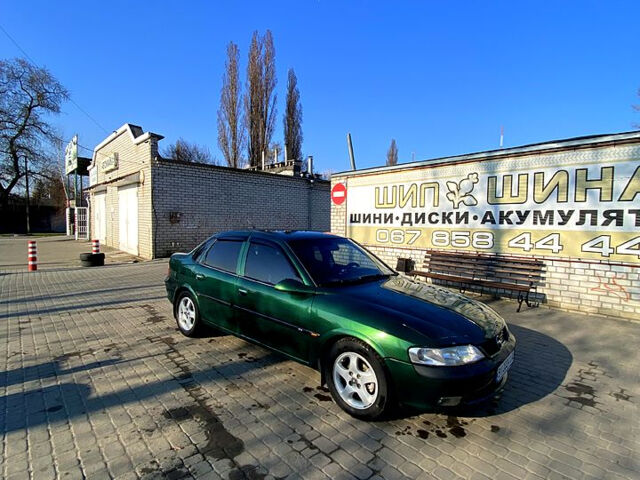 Зеленый Опель Вектра, объемом двигателя 1.6 л и пробегом 380 тыс. км за 2800 $, фото 2 на Automoto.ua