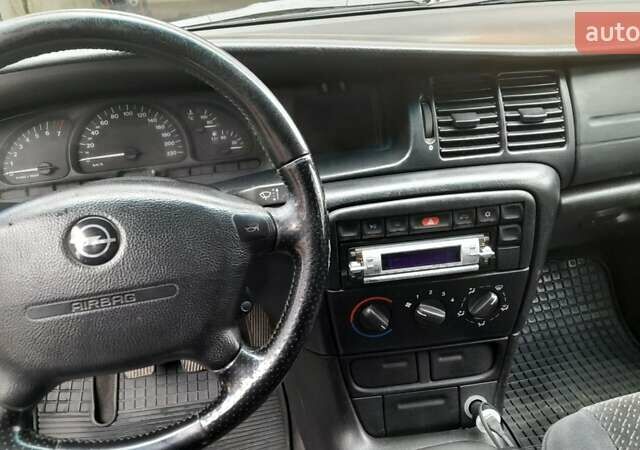 Зеленый Опель Вектра, объемом двигателя 1.6 л и пробегом 334 тыс. км за 2400 $, фото 9 на Automoto.ua