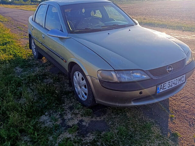Зеленый Опель Вектра, объемом двигателя 2 л и пробегом 334 тыс. км за 1700 $, фото 1 на Automoto.ua