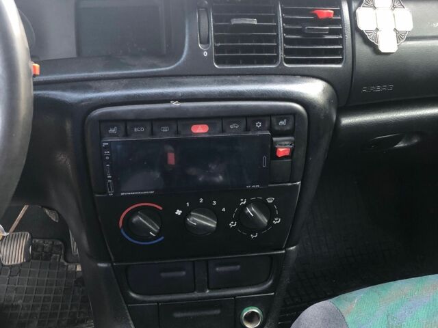 Зеленый Опель Вектра, объемом двигателя 1.6 л и пробегом 280 тыс. км за 1000 $, фото 8 на Automoto.ua