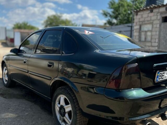 Зелений Опель Вектра, об'ємом двигуна 2 л та пробігом 340 тис. км за 3300 $, фото 3 на Automoto.ua