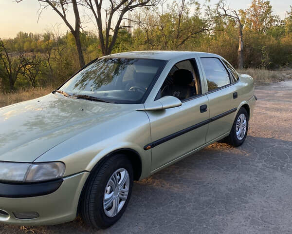 Зеленый Опель Вектра, объемом двигателя 1.8 л и пробегом 324 тыс. км за 3200 $, фото 1 на Automoto.ua