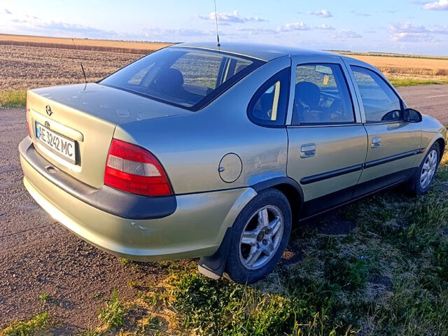 Зеленый Опель Вектра, объемом двигателя 2 л и пробегом 334 тыс. км за 1700 $, фото 4 на Automoto.ua