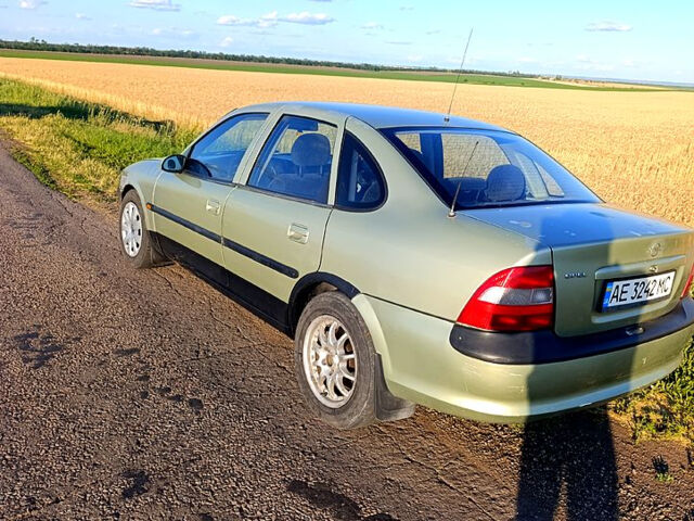 Зеленый Опель Вектра, объемом двигателя 2 л и пробегом 334 тыс. км за 1700 $, фото 3 на Automoto.ua