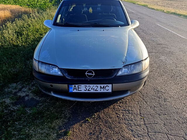 Зеленый Опель Вектра, объемом двигателя 2 л и пробегом 334 тыс. км за 1700 $, фото 2 на Automoto.ua