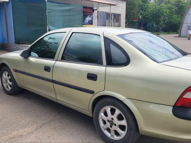 Зеленый Опель Вектра, объемом двигателя 1.6 л и пробегом 399 тыс. км за 1500 $, фото 2 на Automoto.ua