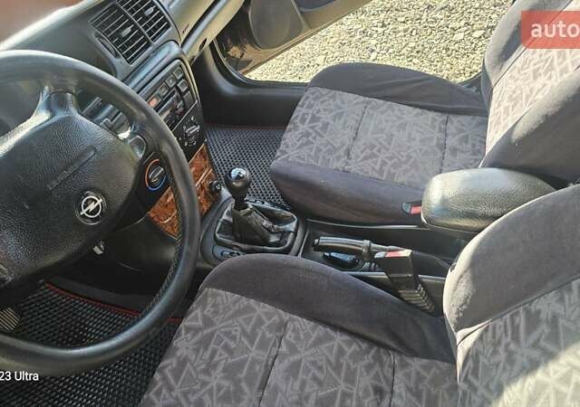 Зеленый Опель Вектра, объемом двигателя 1.8 л и пробегом 251 тыс. км за 2250 $, фото 38 на Automoto.ua