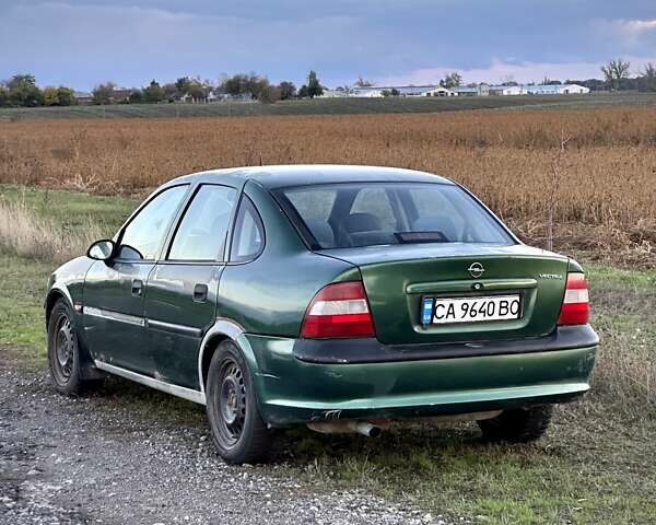 Зеленый Опель Вектра, объемом двигателя 1.8 л и пробегом 344 тыс. км за 1650 $, фото 5 на Automoto.ua