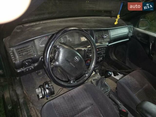 Зеленый Опель Вектра, объемом двигателя 1.8 л и пробегом 319 тыс. км за 1000 $, фото 23 на Automoto.ua