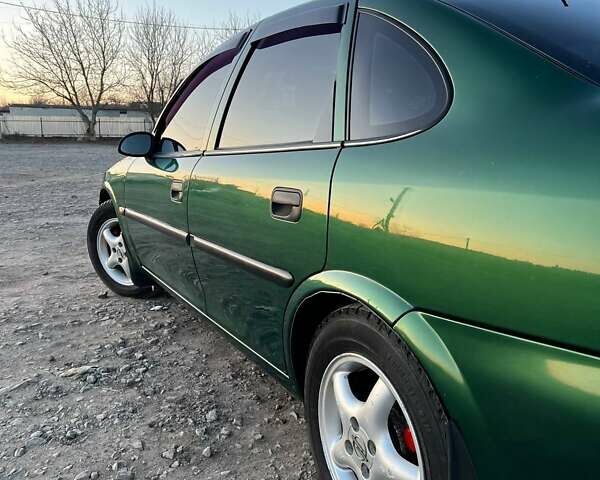 Зеленый Опель Вектра, объемом двигателя 1.8 л и пробегом 340 тыс. км за 2700 $, фото 1 на Automoto.ua