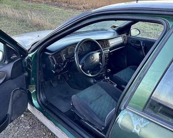 Зеленый Опель Вектра, объемом двигателя 1.8 л и пробегом 344 тыс. км за 1650 $, фото 18 на Automoto.ua