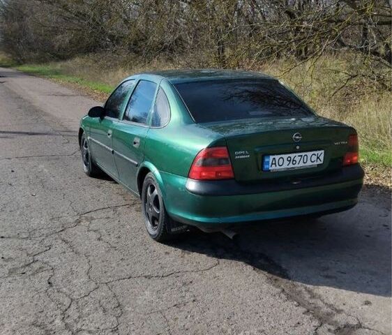 Зеленый Опель Вектра, объемом двигателя 1.6 л и пробегом 212 тыс. км за 2000 $, фото 1 на Automoto.ua