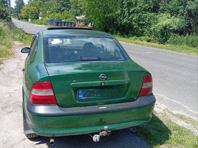 Зеленый Опель Вектра, объемом двигателя 1 л и пробегом 1000 тыс. км за 2200 $, фото 2 на Automoto.ua