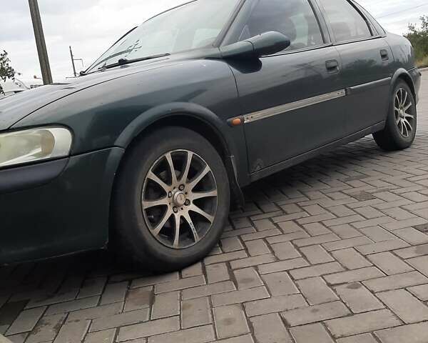 Зеленый Опель Вектра, объемом двигателя 1.6 л и пробегом 300 тыс. км за 2500 $, фото 3 на Automoto.ua