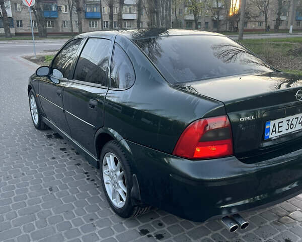 Зеленый Опель Вектра, объемом двигателя 1.8 л и пробегом 234 тыс. км за 3800 $, фото 3 на Automoto.ua