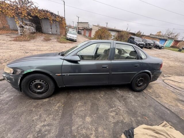 Зелений Опель Вектра, об'ємом двигуна 2 л та пробігом 300 тис. км за 900 $, фото 5 на Automoto.ua