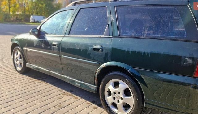 Зеленый Опель Вектра, объемом двигателя 2 л и пробегом 380 тыс. км за 1500 $, фото 2 на Automoto.ua