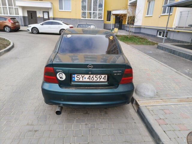 Зелений Опель Вектра, об'ємом двигуна 1.6 л та пробігом 250 тис. км за 1000 $, фото 1 на Automoto.ua