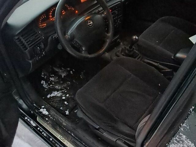 Зеленый Опель Вектра, объемом двигателя 1.6 л и пробегом 252 тыс. км за 950 $, фото 3 на Automoto.ua