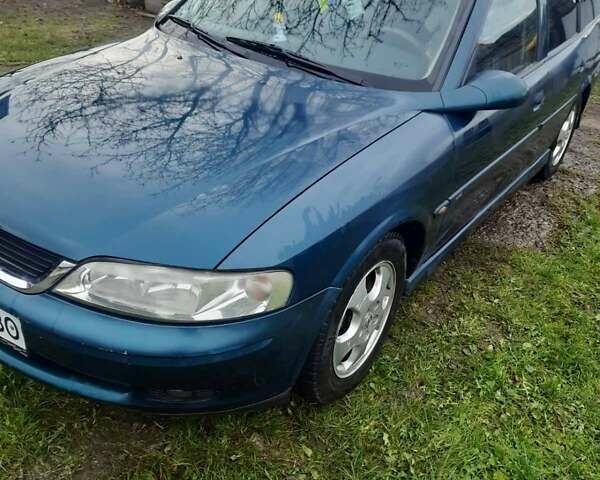 Зеленый Опель Вектра, объемом двигателя 1.6 л и пробегом 210 тыс. км за 3000 $, фото 1 на Automoto.ua