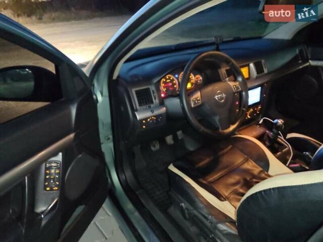 Зеленый Опель Вектра, объемом двигателя 1.9 л и пробегом 340 тыс. км за 3800 $, фото 1 на Automoto.ua