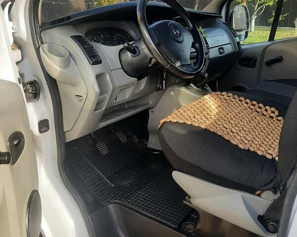 Белый Опель Виваро, объемом двигателя 1.9 л и пробегом 337 тыс. км за 5999 $, фото 6 на Automoto.ua