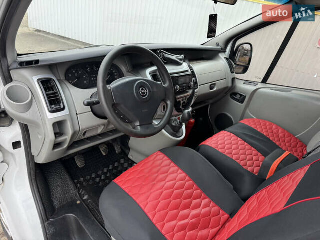 Белый Опель Виваро, объемом двигателя 1.9 л и пробегом 350 тыс. км за 4700 $, фото 9 на Automoto.ua