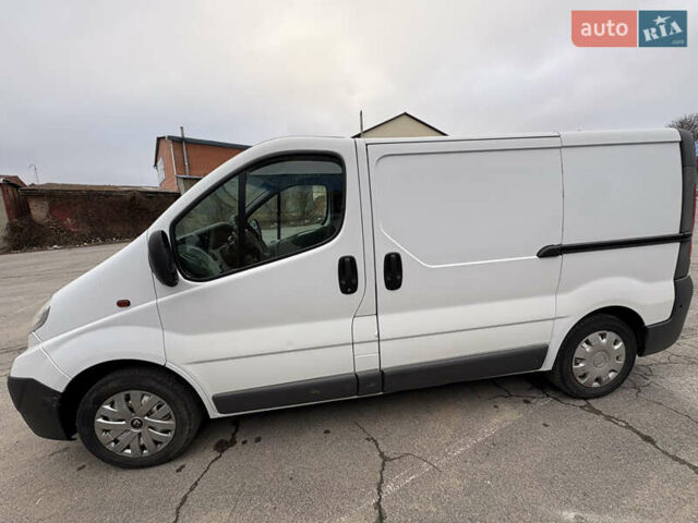 Білий Опель Віваро, об'ємом двигуна 2 л та пробігом 305 тис. км за 7500 $, фото 1 на Automoto.ua