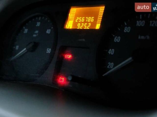 Белый Опель Виваро, объемом двигателя 2 л и пробегом 257 тыс. км за 8200 $, фото 3 на Automoto.ua