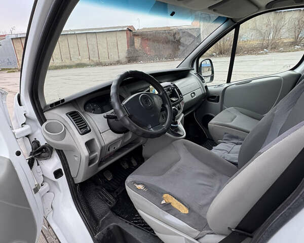 Білий Опель Віваро, об'ємом двигуна 2 л та пробігом 305 тис. км за 7500 $, фото 6 на Automoto.ua