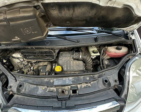 Білий Опель Віваро, об'ємом двигуна 2 л та пробігом 305 тис. км за 7500 $, фото 7 на Automoto.ua