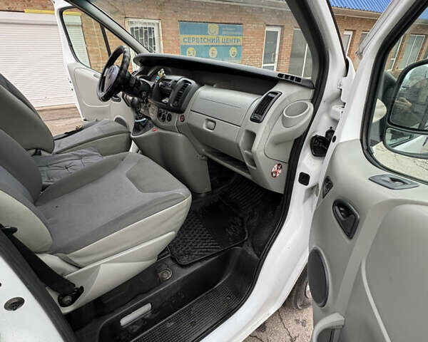 Білий Опель Віваро, об'ємом двигуна 2 л та пробігом 305 тис. км за 7500 $, фото 5 на Automoto.ua