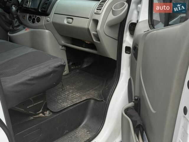 Білий Опель Віваро, об'ємом двигуна 2 л та пробігом 300 тис. км за 9000 $, фото 31 на Automoto.ua