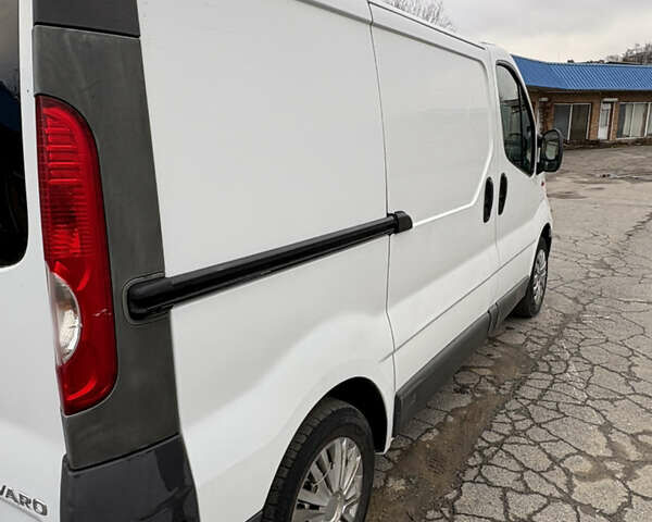 Білий Опель Віваро, об'ємом двигуна 2 л та пробігом 305 тис. км за 7500 $, фото 2 на Automoto.ua