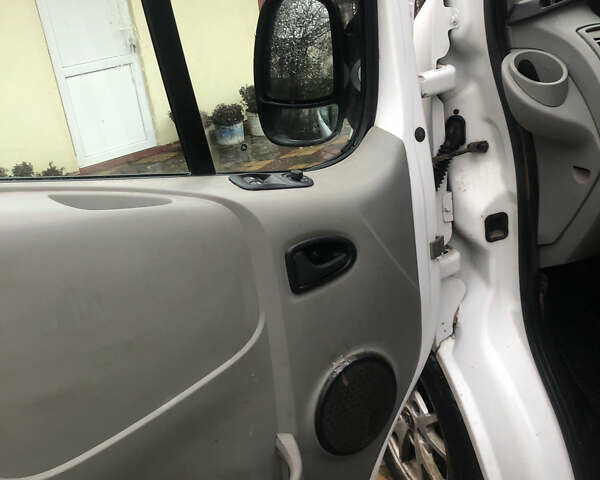 Белый Опель Виваро, объемом двигателя 2 л и пробегом 440 тыс. км за 12000 $, фото 5 на Automoto.ua