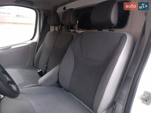 Белый Опель Виваро, объемом двигателя 2 л и пробегом 230 тыс. км за 10990 $, фото 8 на Automoto.ua