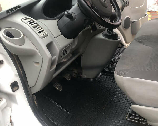 Белый Опель Виваро, объемом двигателя 2 л и пробегом 440 тыс. км за 12000 $, фото 6 на Automoto.ua