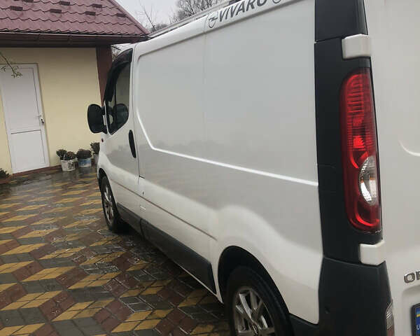 Белый Опель Виваро, объемом двигателя 2 л и пробегом 440 тыс. км за 12000 $, фото 3 на Automoto.ua