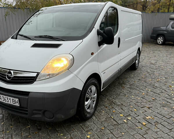 Белый Опель Виваро, объемом двигателя 2 л и пробегом 239 тыс. км за 12200 $, фото 1 на Automoto.ua